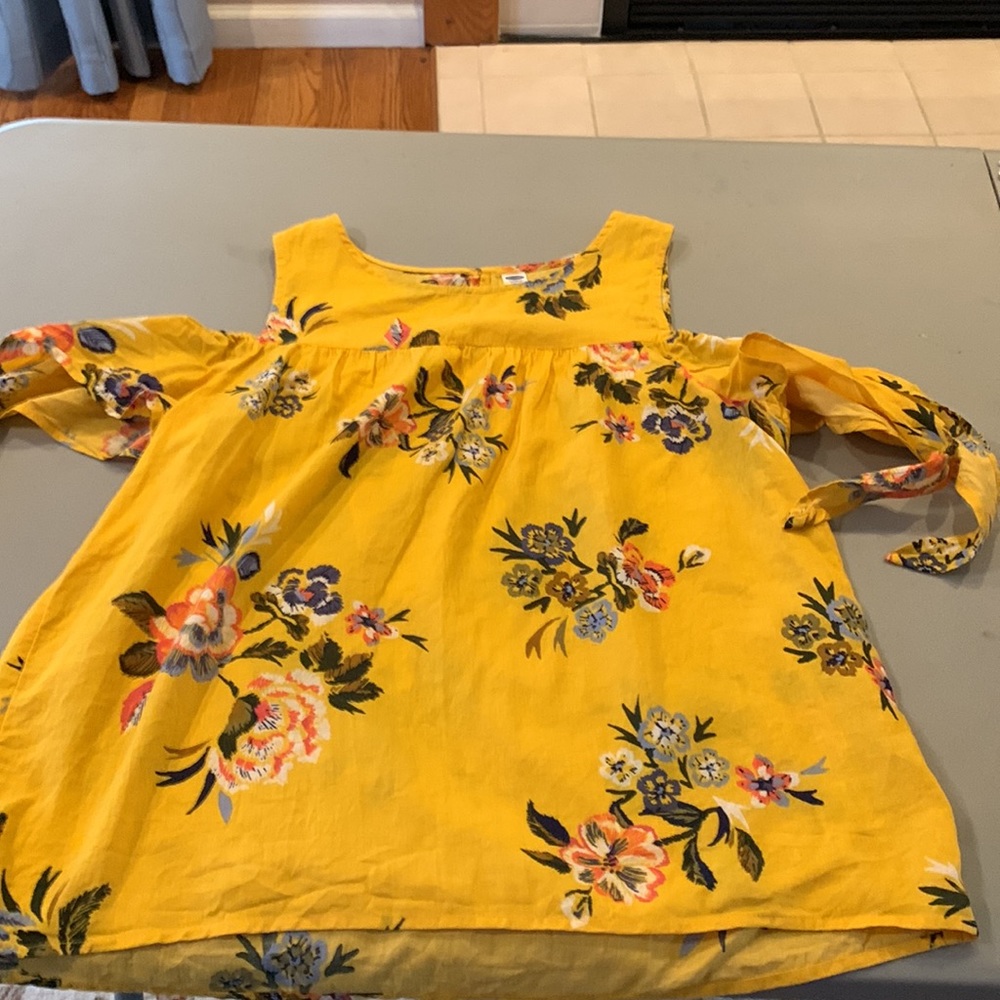 Old Navy women’s blouses 2 (1 yellow & 1 black) - Picture 9 of 12